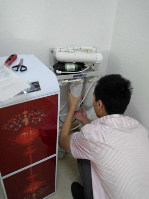 秦泰盛不定期更換凈水器配件中
