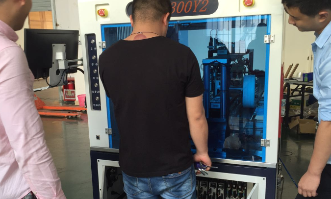 如何給企業(yè)選擇合適的全自動貼背膠機(jī)