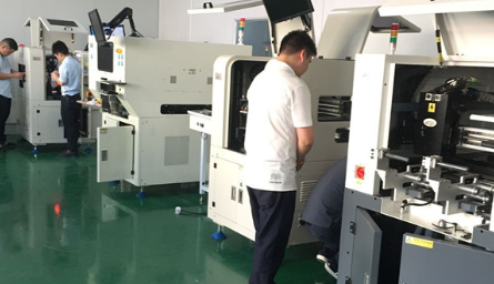 全自動(dòng)貼背膠機(jī)的工作原理及應(yīng)用行業(yè) 全自動(dòng)貼背膠機(jī)的工作原理及應(yīng)用行業(yè)