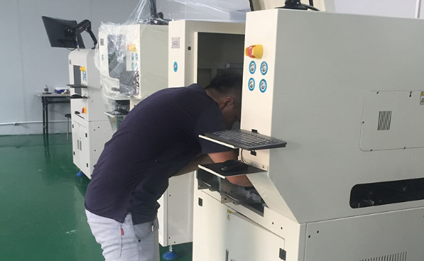 全自動(dòng)貼背膠機(jī)的工作原理及應(yīng)用行業(yè) 全自動(dòng)貼背膠機(jī)的工作原理及應(yīng)用行業(yè)